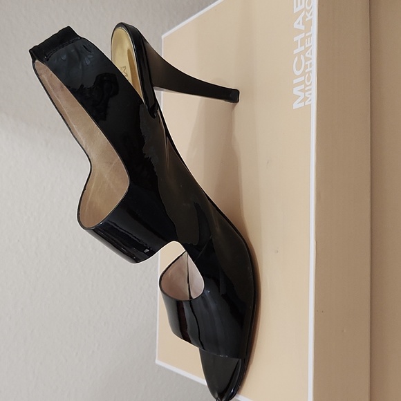 Stylish MK black heels - Picture 1 of 4